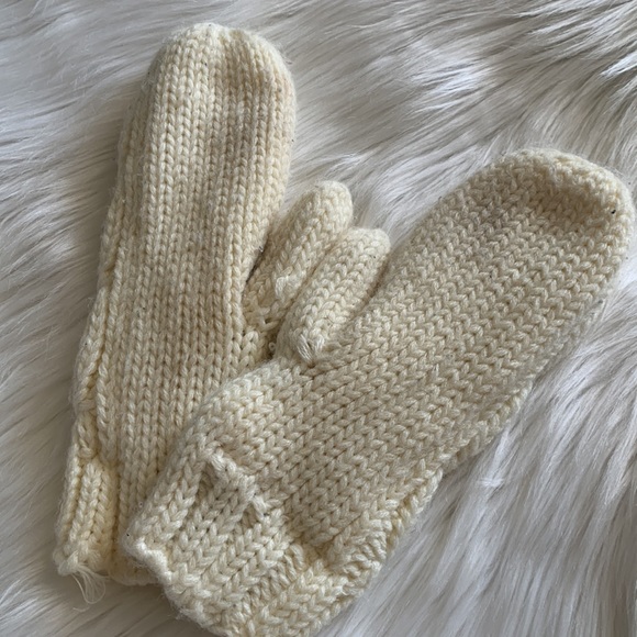 Gap Cable Knit Mittens - Picture 4 of 5